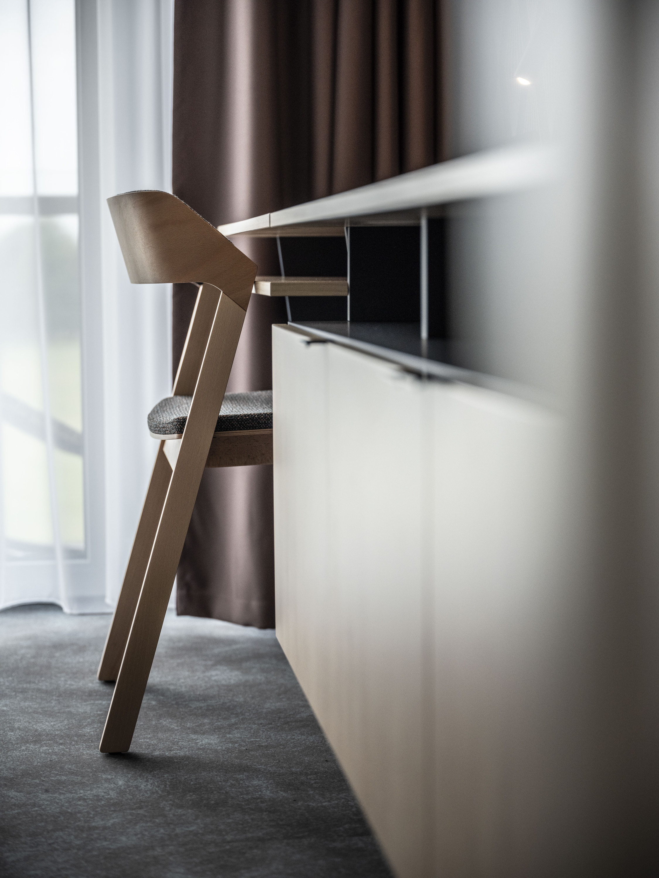 Zakázková výroba dřevěného nábytku - designová židle do interiéru hotelu