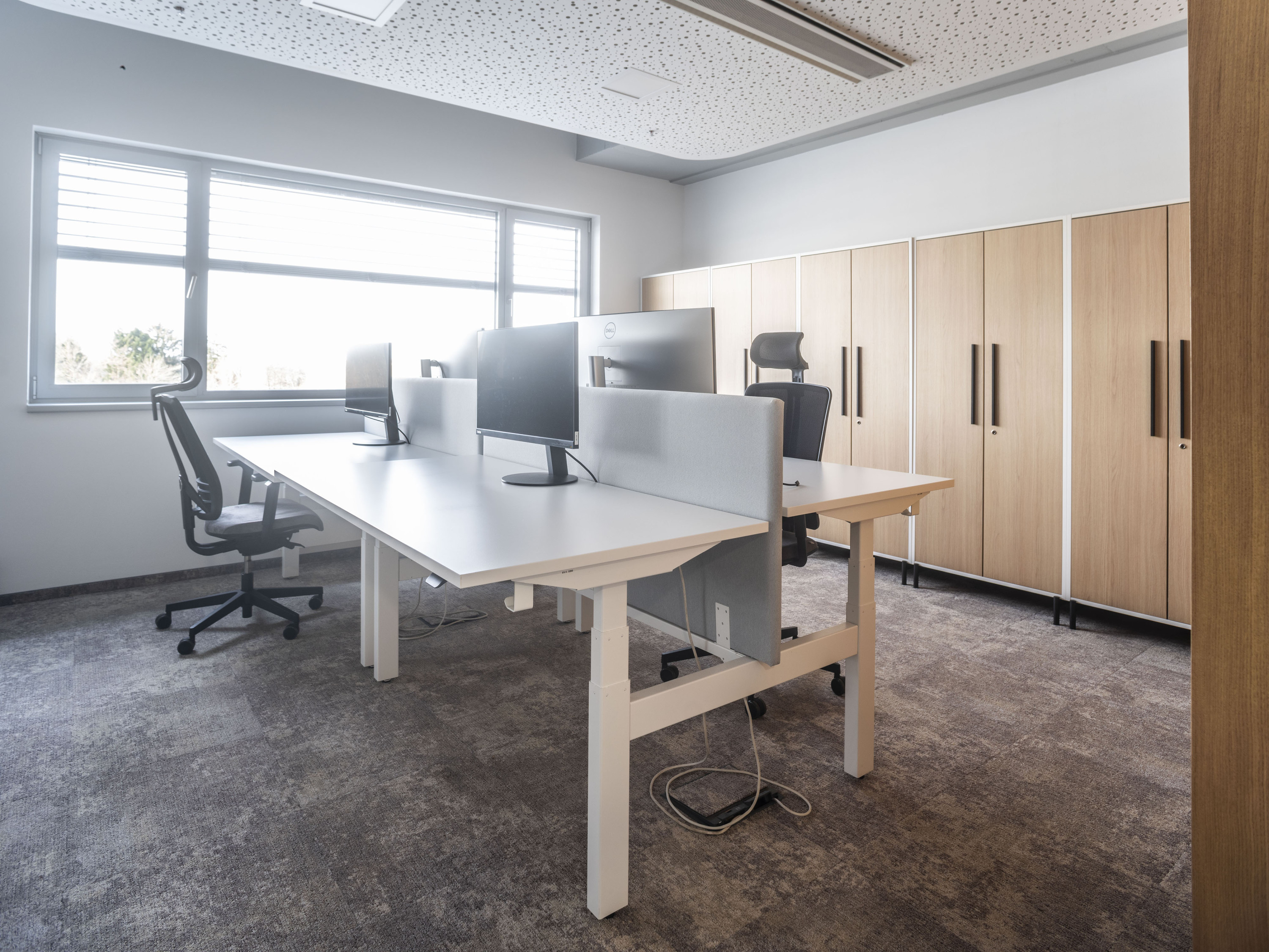 Kancelářský nábytek na zakázku - posuvné kancelářské stoly s čalouněnou zástěnou, kancelářské skříně