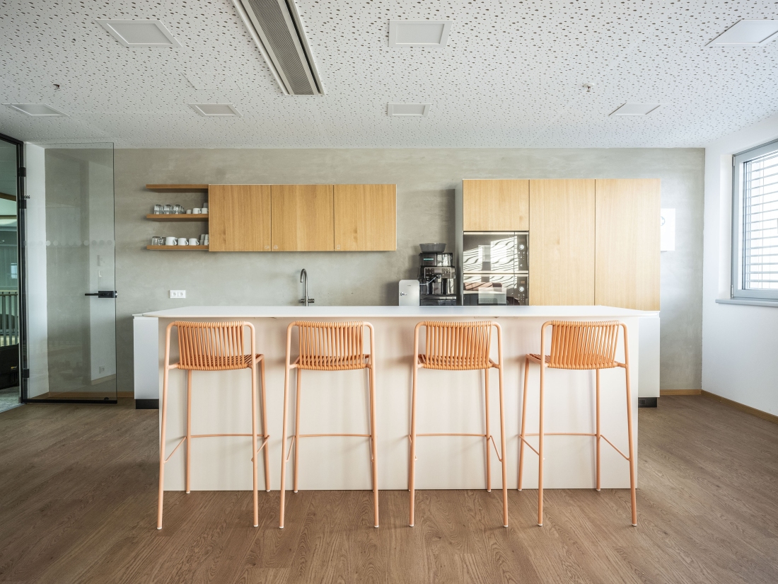 Kuchyňské zázemí z dřevovýroby s pevnou konstrukcí určenou pro firemní provoz