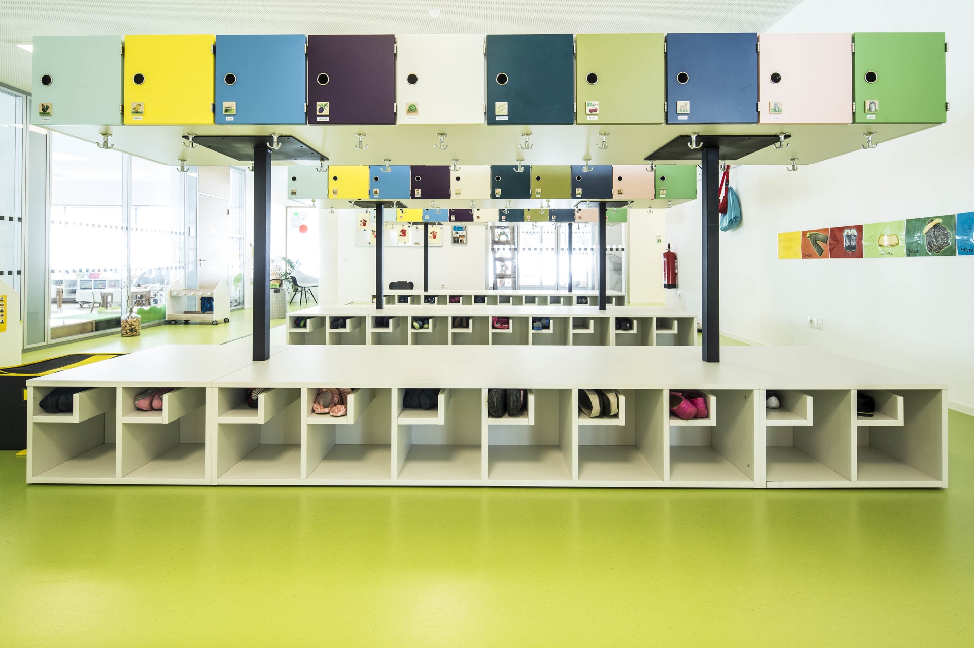 | Modulární úložný a šatní systém s otevřenými boxy a horními skříňkami 