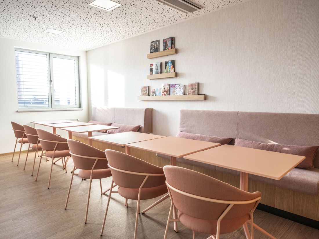 Nábytkové řešení firemní jídelny umožňující flexibilní uspořádání prostoru