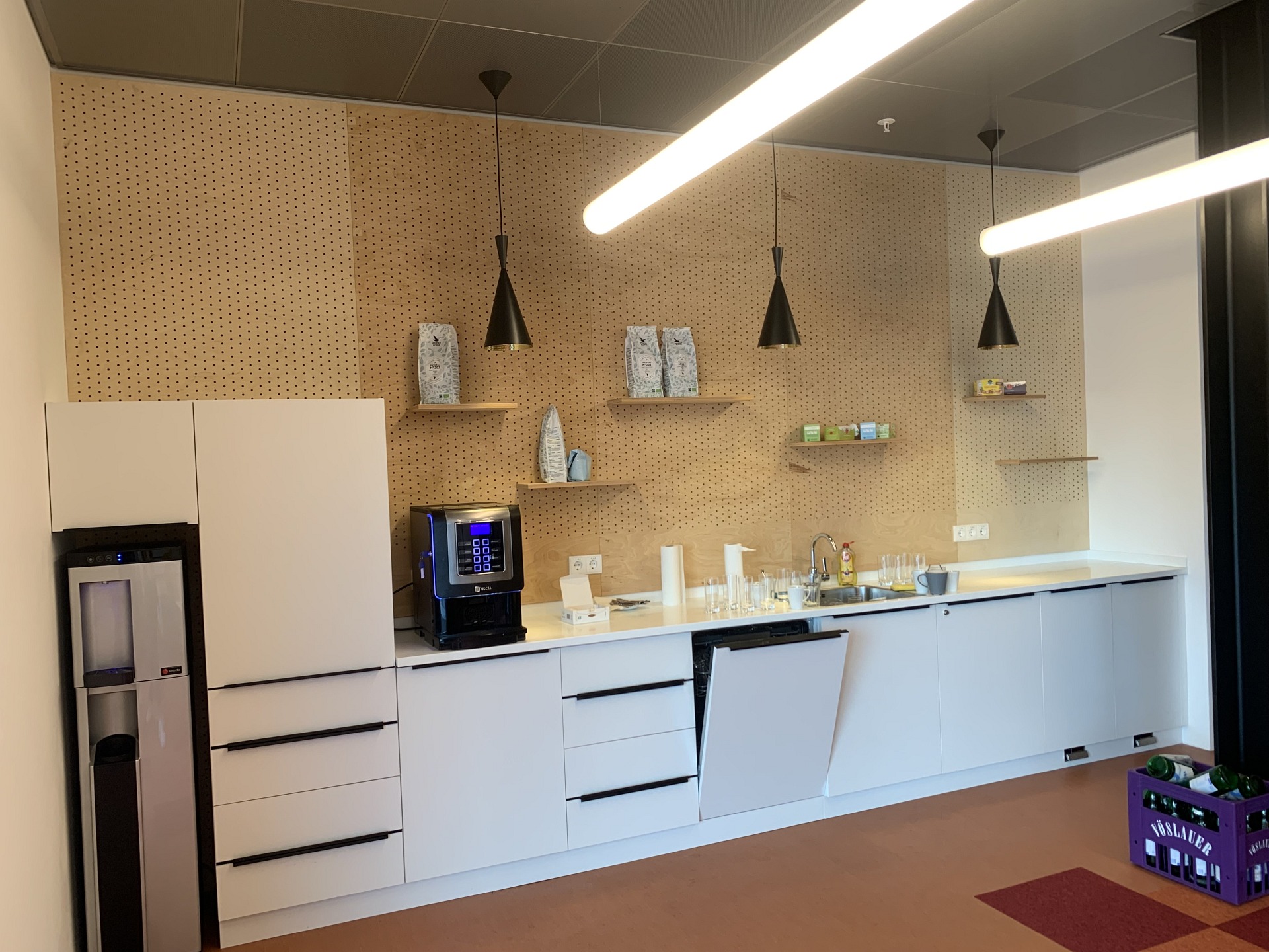 Školní kuchyňka s pracovní deskou a úložnými skříňkami