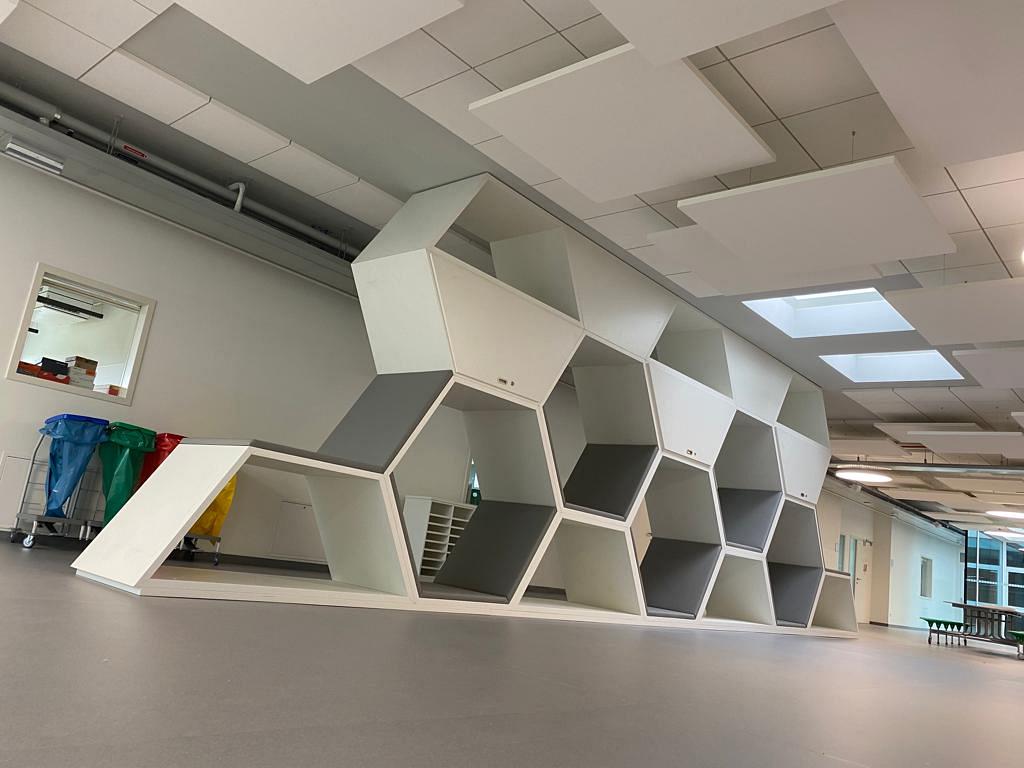 Modulární nábytková konstrukce ve školním interiéru