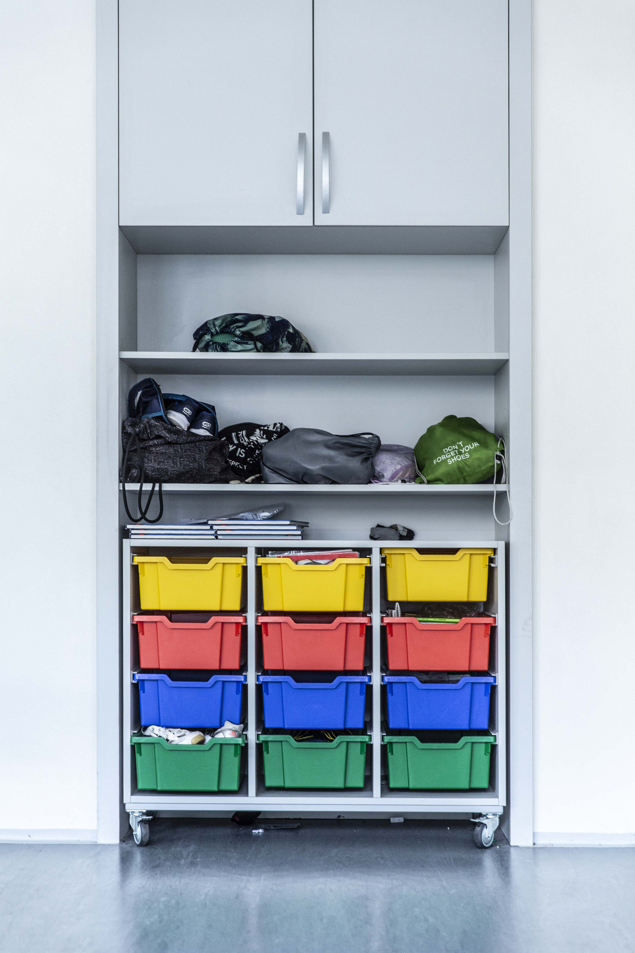 Školní úložný systém s barevnými kontejnery na kolečkách