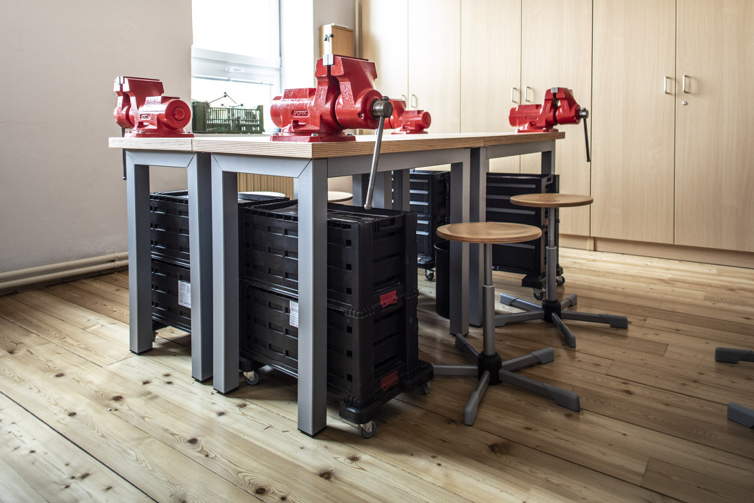 Vybavení školních dílen masivními pracovními stoly se svěráky