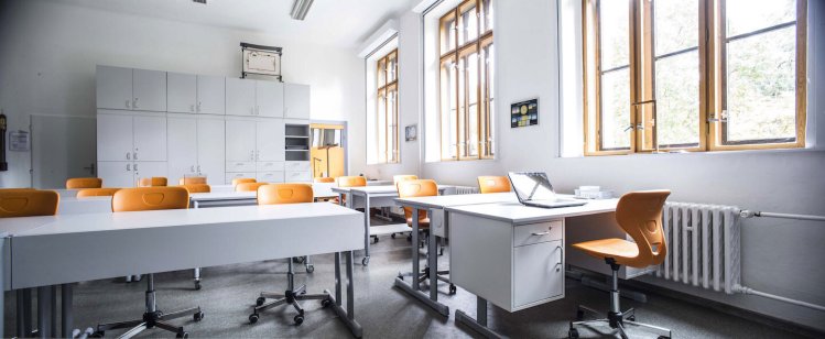 Vybavení nové učebny školním nábytkem Santal: moderní školní stoly, ergonomické židle Pinna a úložné skříně na míru