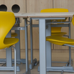 Detail žákovských pracovních stolů a ergonomických židlí Pinna ve žlutém designu. Výroba na zakázku Santal. 