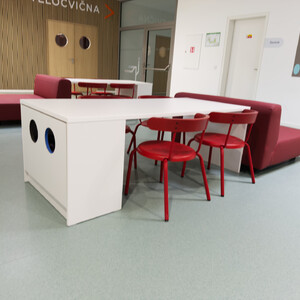 Detail ergonomických židlí, stolů a čalouněných prvků ve volnočasovém prostoru ZŠ a MŠ VIA Beroun. 