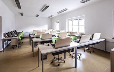 Počítačové stoly, ergonomické židle a další vybavení přístavby ZŠ Pyšely