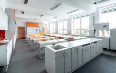 Pracovní stoly, skříňky, židle a další vybavení odborných učeben v ZŠ Pohůrecká
