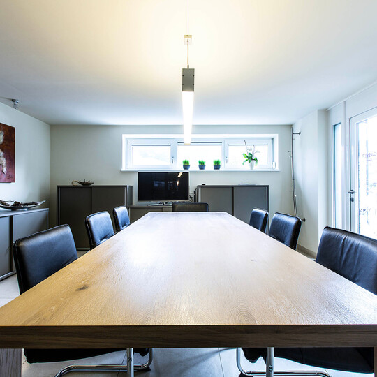 Konferenční a pracovní stoly