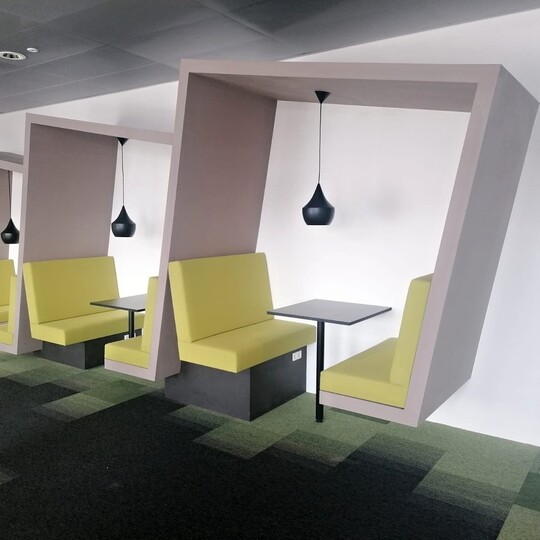 Prodejny a obchodní centra